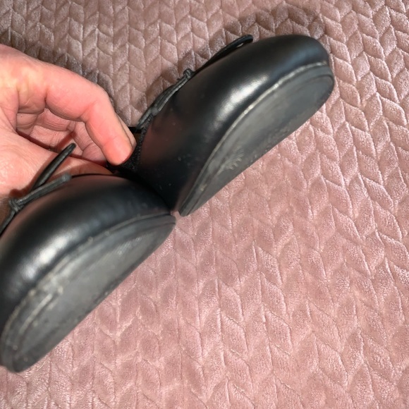 Virtually brand new! Cat & Jack Ballet slipper shoes/ faux leather w bow. Sz 4 - Picture 4 of 10